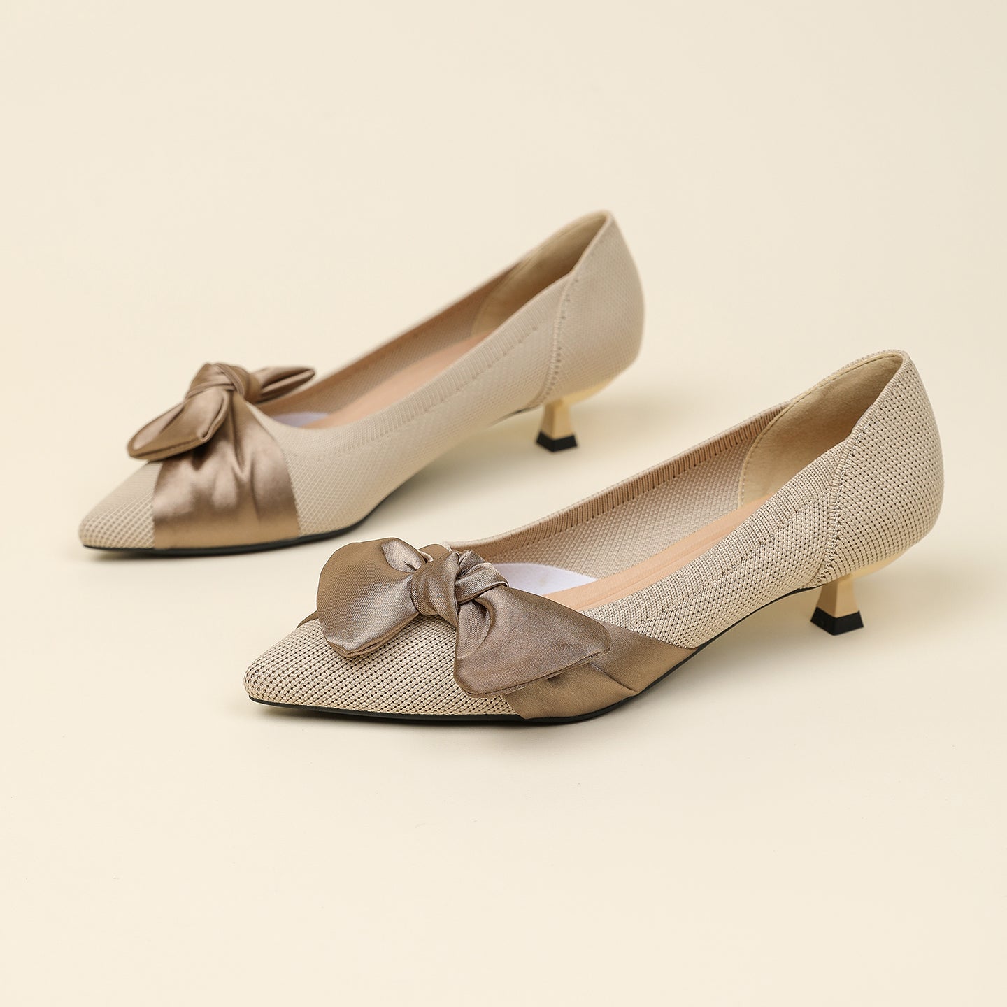 尖頭リボン付きキャットヒールシューズ